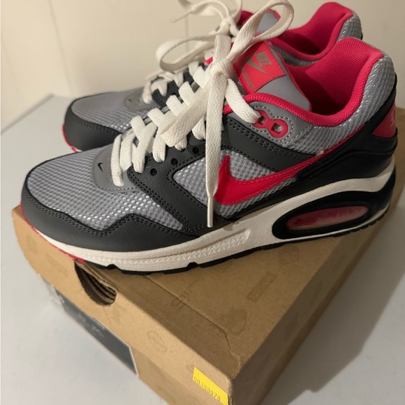 Nike women’s Airmax sneaker - Picture 1 of 4